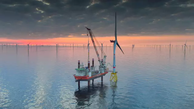 Schiffsantrieb VSP: Präzise Windradmontage auf dem Meer