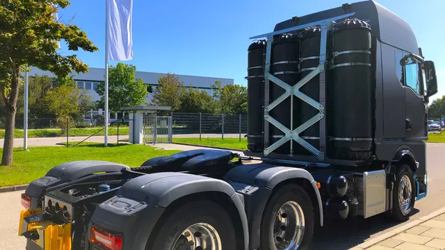 Plug & drive hydrogen storage system mounted to a trailer truck