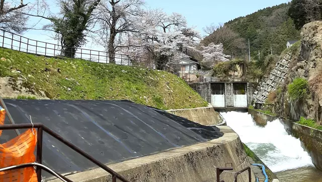 Water intake for the Shirayama power plant – the compact weir directs the Tedori River into the headrace canal. Integration into the terrain was achieved with minimal construction work.