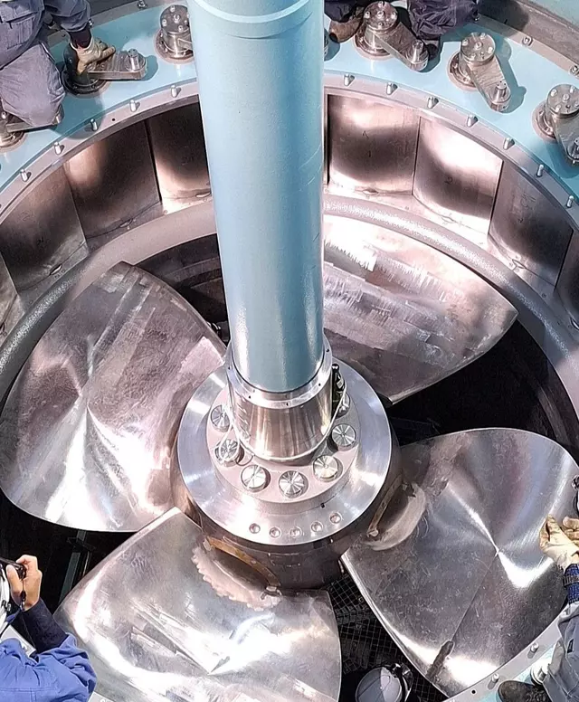 Einbau der 1.684 kW starken, vertikal ausgerichteten Kaplanturbine mit semispiralf&ouml;rmigem Geh&auml;use im Wasserkraftwerk Shirayama, Japan.