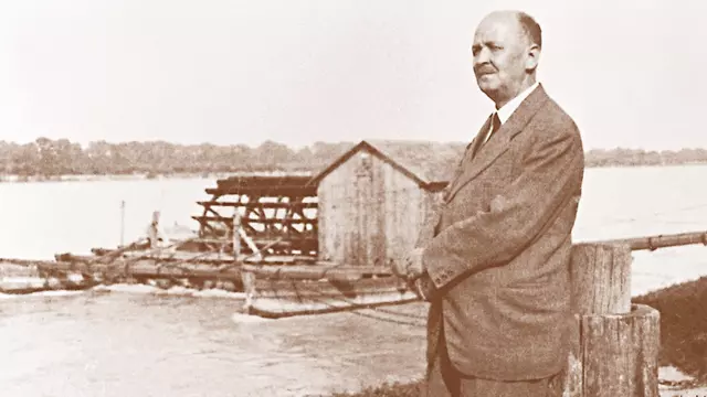 Voith engineer Ludwig Kober in front of the power turbine at Suess, on the River Danube