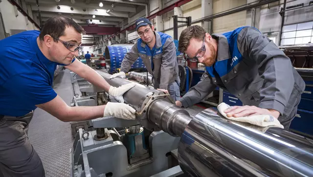 Drei Voith Service Techniker arbeiten an einer Welle