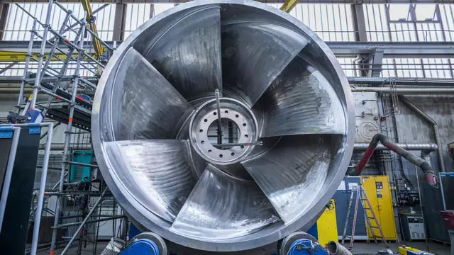 Nach der laufenden Modernisierung der Einheiten 3 und 4 setzt Iberdrola Generaci&oacute;n S.A. die Zusammenarbeit fort und beauftragt Voith mit der Erneuerung der verbleibenden Pumpturbinen 1 und 2 im Pumpspeicherkraftwerk Torrej&oacute;n – im Bild: Fertigung einer Pumpturbine aus der ersten Projektphase.
