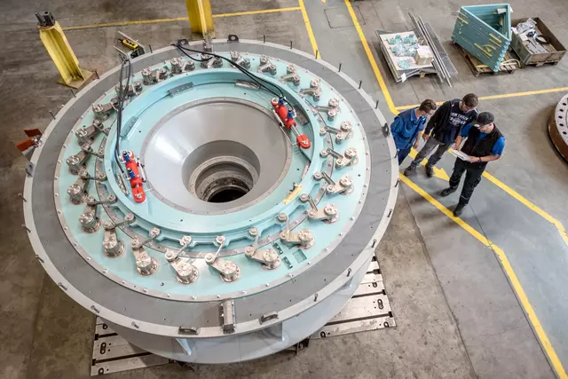 Voith Hydro Standort St. P&ouml;lten, &Ouml;sterreich – fertig montierter Leitapparat der vertikalen Kaplanturbine f&uuml;r das Wasserkraftwerk Shirayama in Japan.