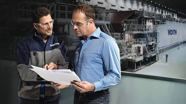 Voith Service Techniker berät einen Kunden aus der Papierindustrie