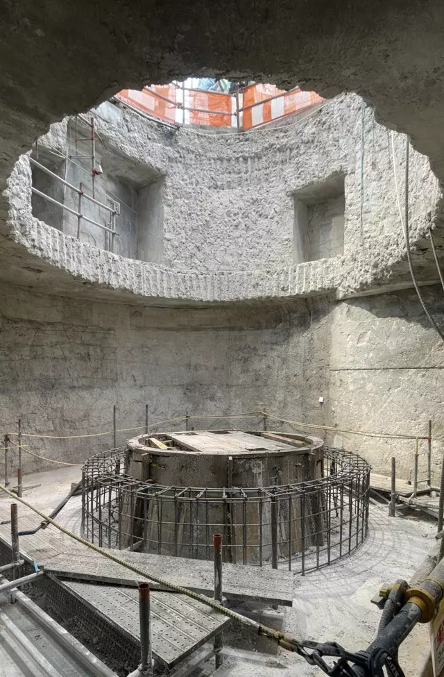 Blick in das Krafthaus Shirayama w&auml;hrend der Bauphase: Vorbereitung der Turbinensohle f&uuml;r die Integration der vertikalen Kaplanturbine.